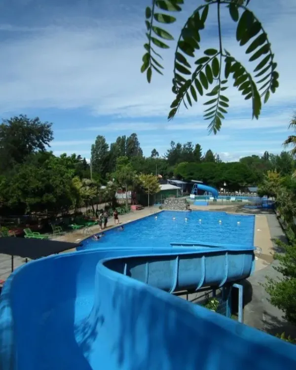 Vista de la piscina desde la parte superior del tobogán acuático